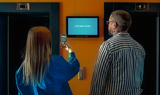 Реклама на мониторах в лифтах и холлах